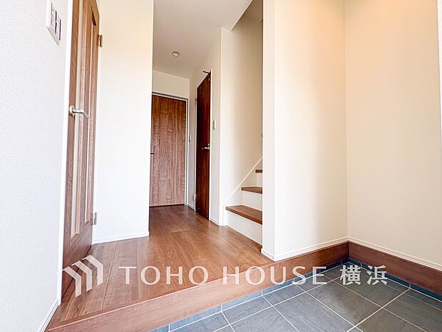 上質感漂う玄関と廊下。居住者の帰り、訪れる方を優しく迎えてくれます。