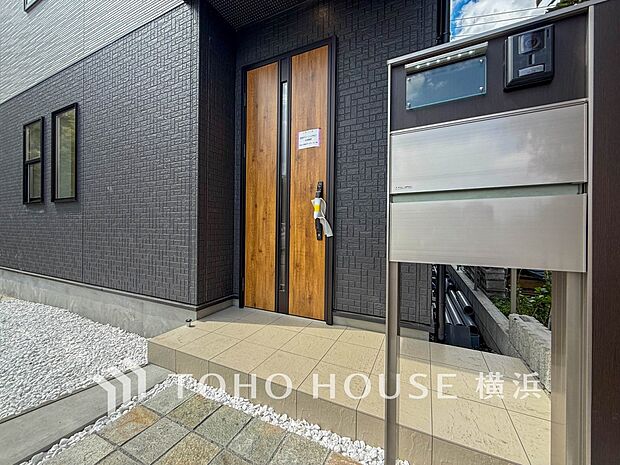 デザイン性の高いエントランスは、住む方のプライドを満たすクオリティ。