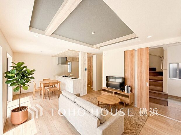 大きな窓から明るい陽射しが射し込む家族みんなの憩いの場。(家具・装飾品はAI加工です)