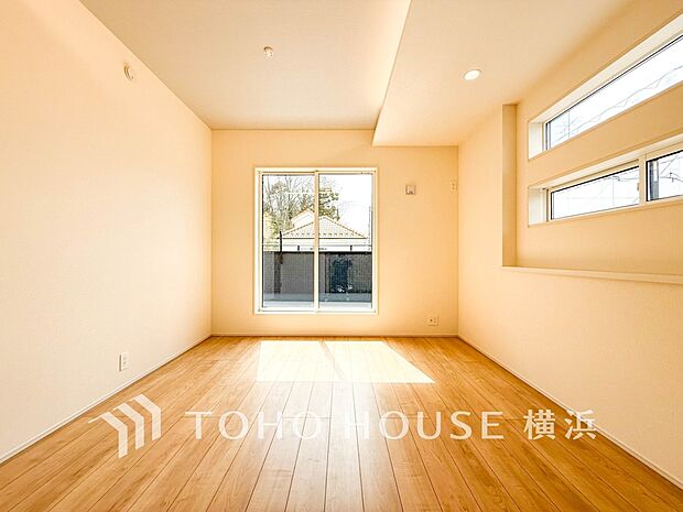 通風・採光にも優れ、心地よい光と風があふれています。プライベートな自分時間を快適に過ごせるお部屋。