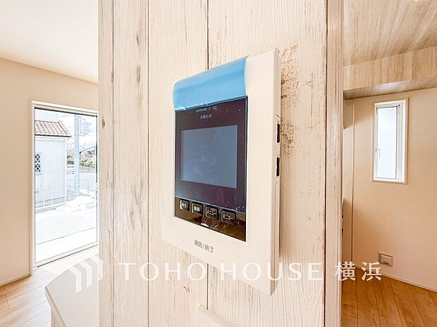 誰が来てもわかる様にモニター付きインターホンを設置。快適と安らぎを合わせた優しい設計。