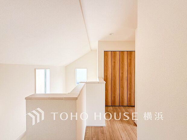 清潔感漂う廊下。各お部屋をつなぐ主要空間として美しく存在しています。