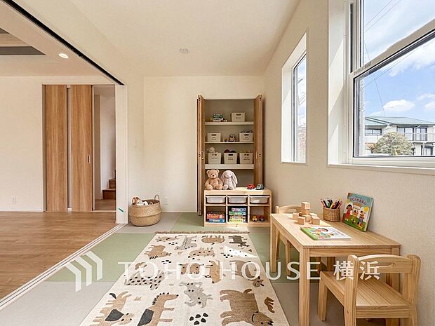 多目的なスペースとしても活用出来る便利な空間です。（家具・装飾品はAI加工です）