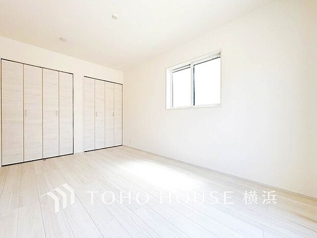 一日の疲れをいやしてくれる寝室。時を忘れて過ごす場所として過ごせるお部屋。