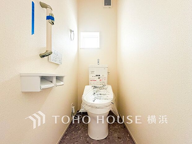 換気と明るさに配慮した、清潔感溢れるトイレ。落ち着いた空間で安らぎのひとときをお過ごしいただけます。