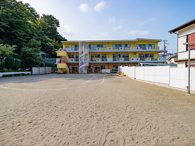 久良岐保育園　400m　広大な敷地と自然環境を生かしたお散歩や地域交流が魅力の保育園。 