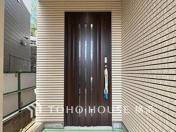 お住まいの顔となる玄関。住まう方のプライドを満たすクオリティを備えています。 