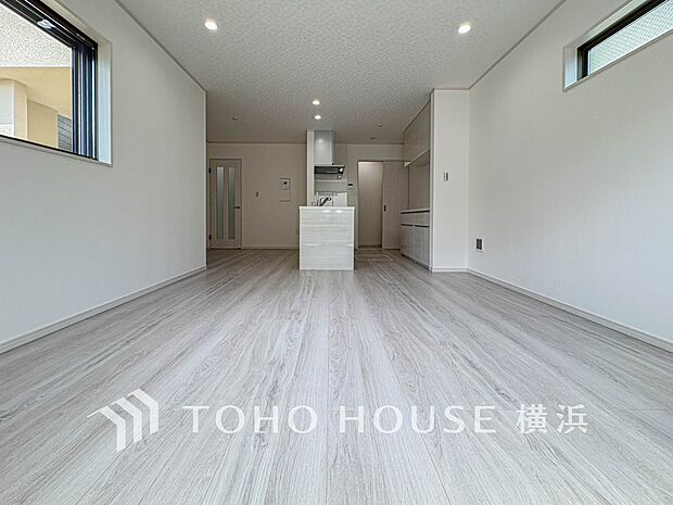 明るく開放的な空間が広がるLDK。室内には豊かな陽光が注ぎ込み、爽やかな住空間を演出。