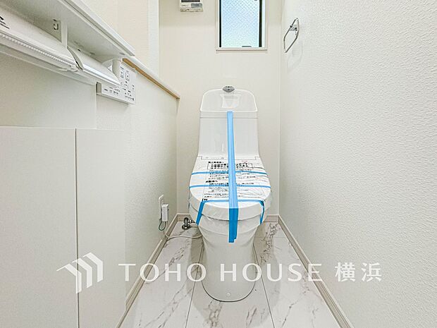 換気と明るさに配慮した、清潔感溢れるトイレ。落ち着いた空間で安らぎのひとときをお過ごしいただけます。