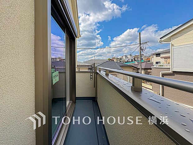 心地よい陽射しや暖かな風を楽しむことが出来るバルコニー。（2026年3月撮影）