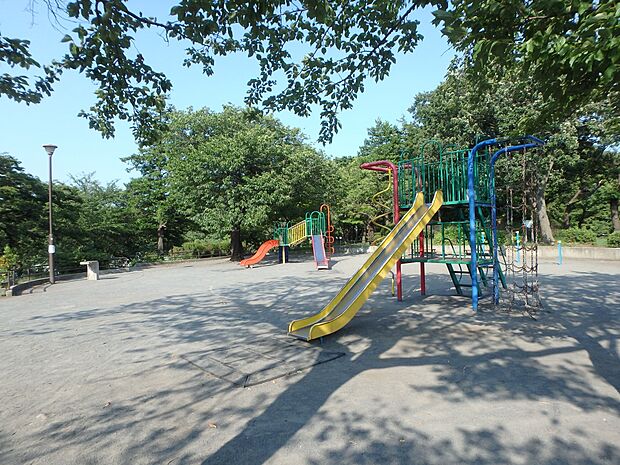 常盤公園　110m　高台にある緑豊かな公園。弓道場、テニスコート、運動広場、遊具広場などがあります。 