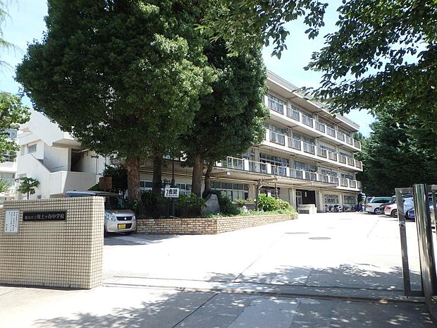 横浜市立保土ケ谷中学校　900m　徒歩12分。部活などで帰りが遅くなっても安心の距離です。 