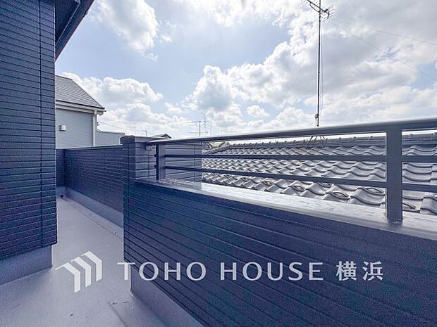 心地よい陽射しや暖かな風を楽しむことが出来るバルコニー。