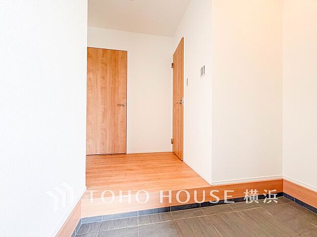 上質感漂う玄関と廊下。居住者の帰り、訪れる方を優しく迎えてくれます。