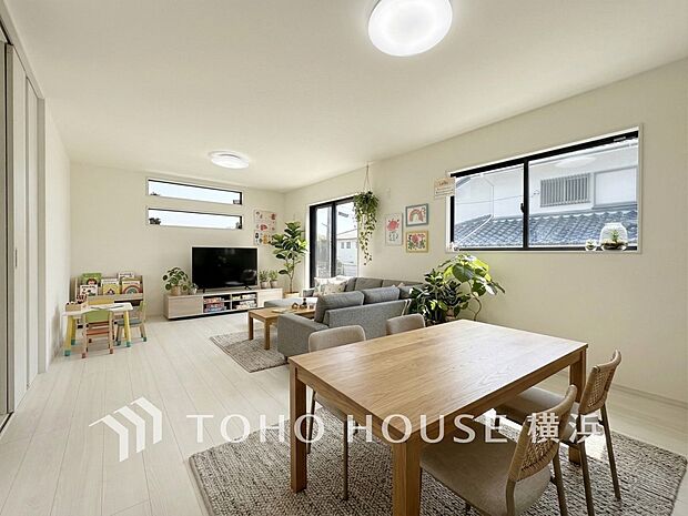 寛ぎとコミュニケーションを育む居心地のよい場所。（家具・装飾品はAI加工です）