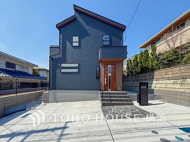 爽やかな青空の下に贅沢なほどに降り注ぐ陽光、豊かな居住性と、クオリティが見事に調和した住空間。