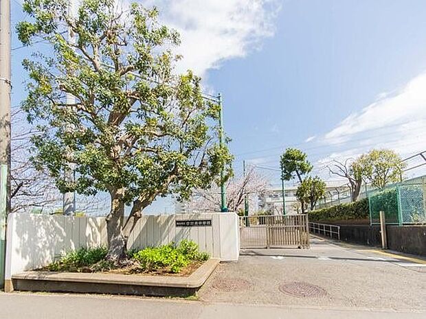 横浜市立日野南中学校　700m　徒歩9分。部活などで帰りが遅くなっても安心の距離です。 