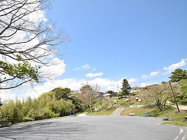 鍛冶ヶ谷南公園　180m　お天気が良いと富士山も見えます。遊具も豊富で、子どもたちが大好きな長いローラーすべり台もあります。 
