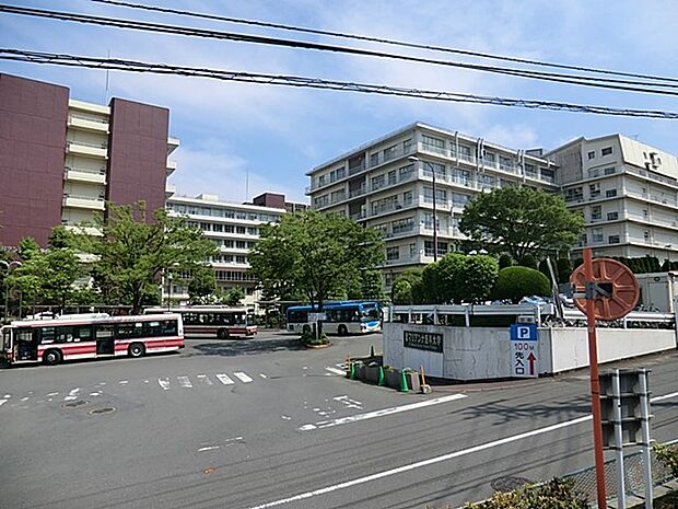 聖マリアンナ医科大学病院　1500m　高難度手術や高度の医療を提供およびその開発・研修を行っている特定機能病院。 