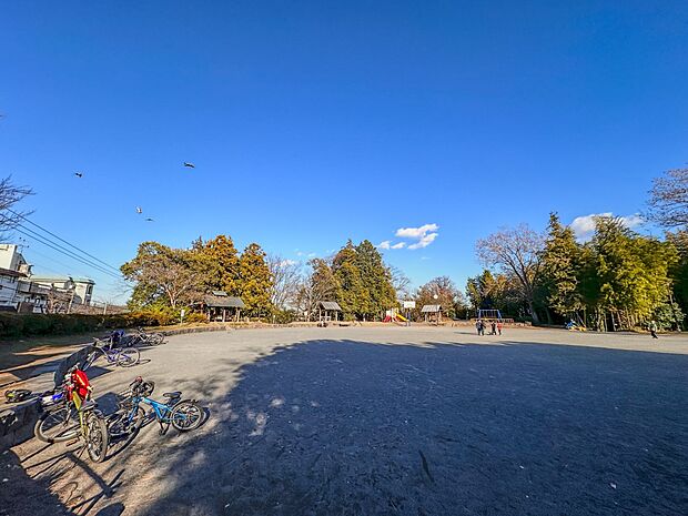 みたけ台公園　1300m　東屋が多くあり、豊かな自然の景観の中でホッと一息つけるような公園です。お子様が楽しめる遊具もあります 