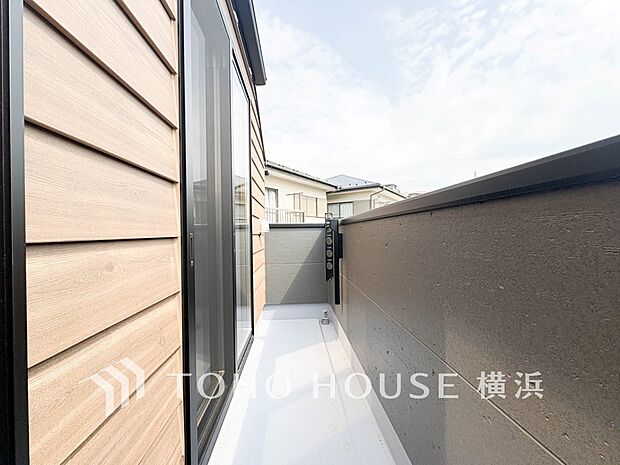 心地よい陽射しや暖かな風を楽しむことが出来るバルコニー。