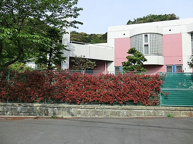 モンタナ幼稚園 500m カトリック精神に基づいた幼児教育を行っている幼稚園です。