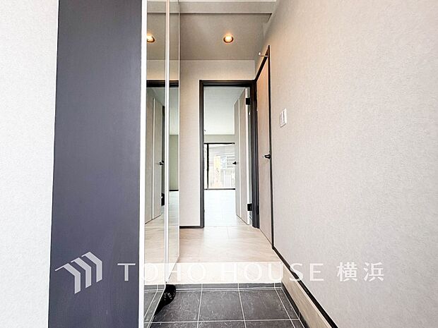 清潔感漂う廊下。各お部屋をつなぐ主要空間として美しく存在しています。