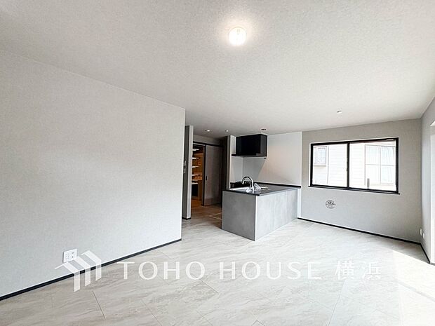 光と風があふれる開放的なリビングダイニングには自然と家族みんなが集まってきます。