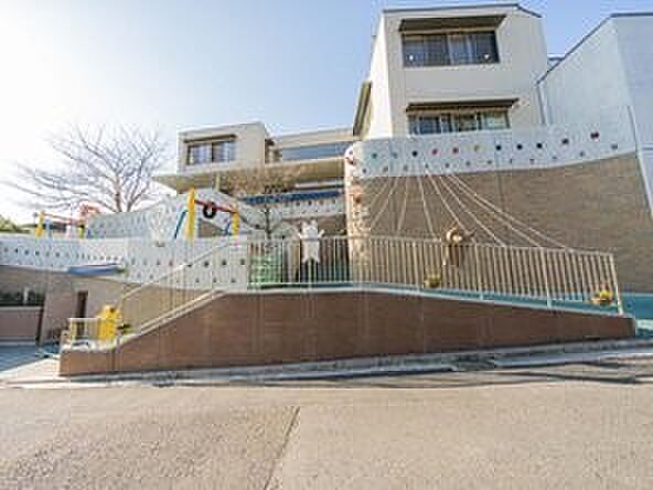 認定こども園大場白ゆり幼稚園　850m　アットホームな雰囲気で1人1人を大切にする保育を行っています。姉妹園で作った温かい給食が食べられます 