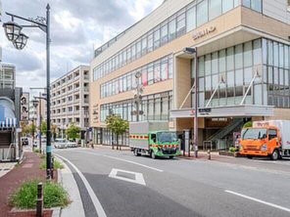 東急田園都市線「市が尾」駅　2000m　青葉区役所の最寄り駅。区役所までは駅から徒歩約8分。駅には東急ストアが隣接しお買い物にも便利。  
