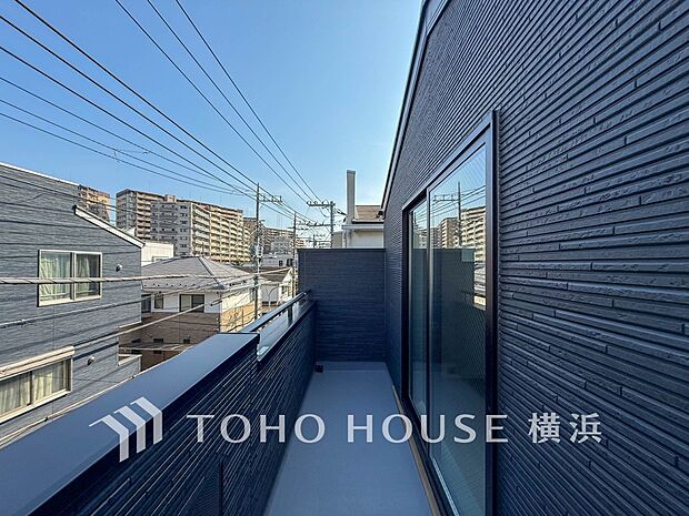 心地よい陽射しや暖かな風を楽しむことが出来るバルコニー。