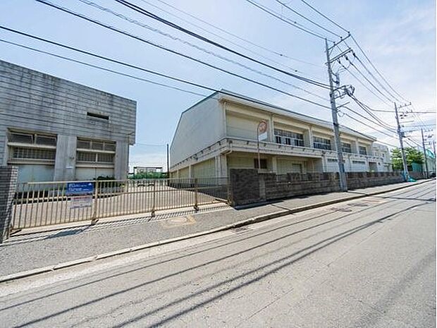 横浜市立市場中学校 1200m 徒歩15分。部活などで帰りが遅くなっても安心の距離です。