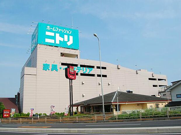 ニトリ横浜鶴見店 350m 大型家具からインテリア用品までトータルで揃うホームセンター。