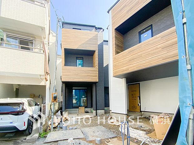 時代の流れに惑わされないシックなカラートーンで街並みに溶け込む外観。(2026年3月撮影)