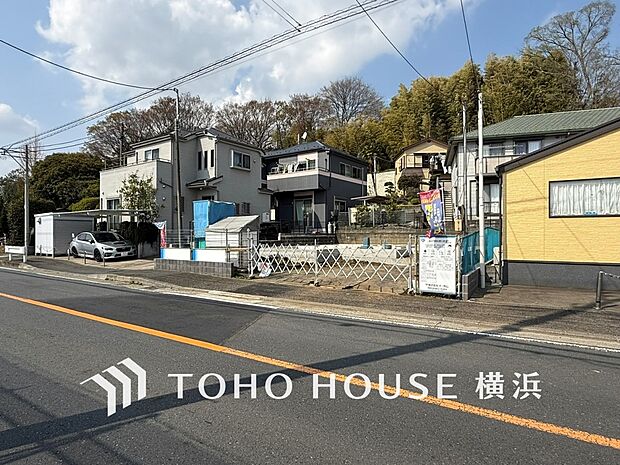 十分な広さのカースペースは、お車2台分の広さがあります。(2026年3月撮影)