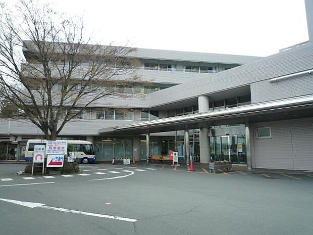 医療法人社団緑成会横浜総合病院 1500m あると便利な総合病院。救急は365日24時間受け入れ可能ですので、いざと言うときには安心ですね。