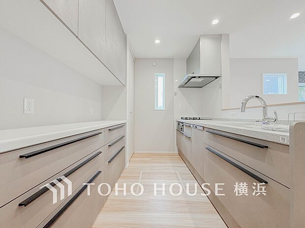 明るい自然光が入るキッチン。家族そろってキッチンに立っても調理がしやすく余裕の広さ。