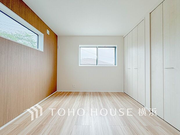 一日の疲れをいやしてくれる寝室。時を忘れて過ごす場所として過ごせるお部屋。