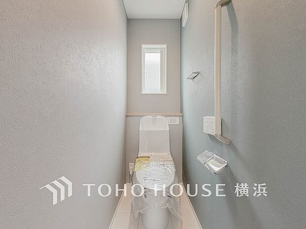 清潔感溢れるトイレ。落ち着いた空間で安らぎのひとときをお過ごしいただけます。