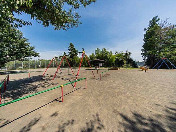 善部町公園 100m 小高い丘の上に整備された公園。お子様が元気に走り回れる広場と遊具があります。