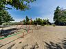 周辺：善部町公園　100m　小高い丘の上に整備された公園。お子様が元気に走り回れる広場と遊具があります。 