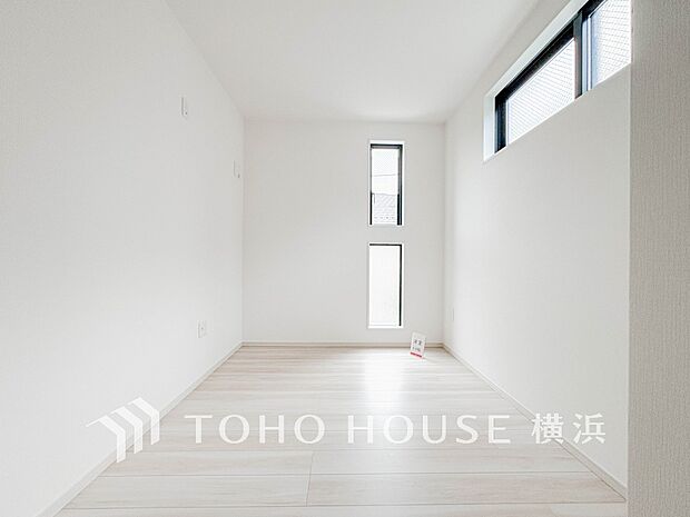 一日の疲れをいやしてくれる寝室。時を忘れて過ごす場所として過ごせるお部屋。