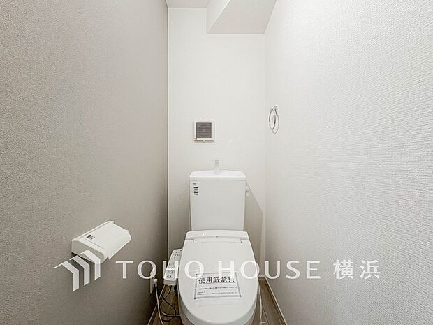 換気と明るさに配慮した、清潔感溢れるトイレ。落ち着いた空間で安らぎのひとときをお過ごしいただけます。