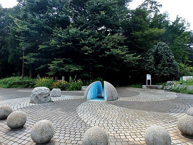 南台こどもの森公園　650m　豊かな樹林を活かした公園となっており、アジサイの時期には見事な花を咲かせてくれます。 