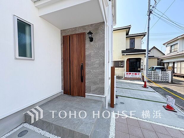 お住まいの顔となる玄関。住まう方のプライドを満たすクオリティを備えています。 