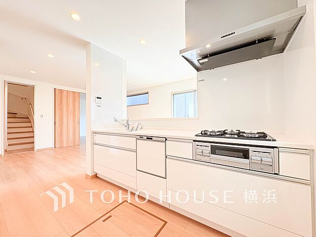 機能性とデザイン性を兼ね備えたシステムキッチン。リビングとの一体感も考慮され、美しい空間が実現。