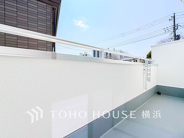 心地よい陽射しや暖かな風を楽しむことが出来るバルコニー。