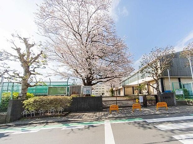 横浜市立深谷小学校 1100m 徒歩14分。子育て世代に優しい落ち着いた住環境。