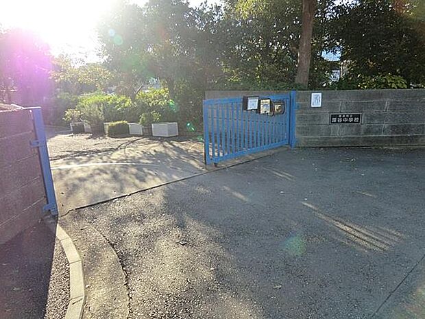 横浜市立深谷中学校 1200m 徒歩15分。子育て世代に優しい落ち着いた住環境。