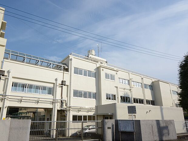 横浜市立南瀬谷小学校 350m 徒歩5分。小学校が近いのは子育てファミリーにもおすすめのポイント。